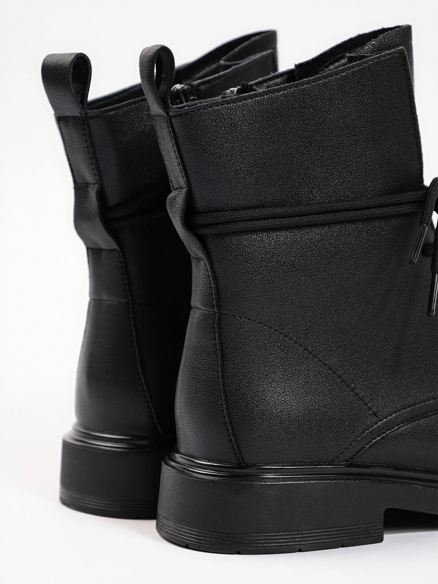 Ботинки-дерби черного цвета из натуральной кожи